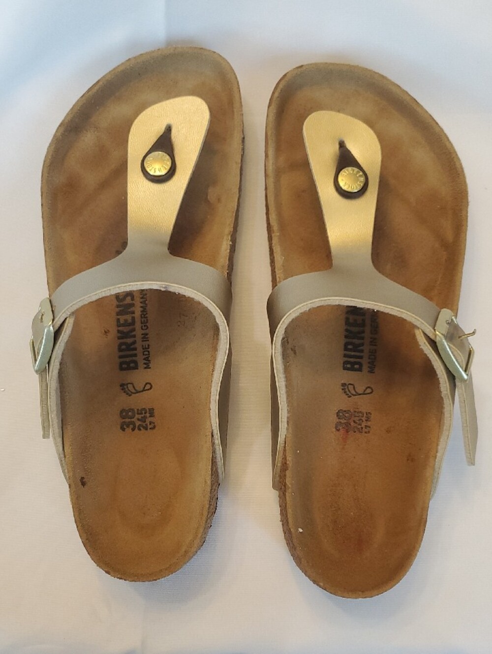 Birkenstock Women’s Gizeh Sandals in Light Tan with Gold Buckle Size 38 - Picture 3 of 7